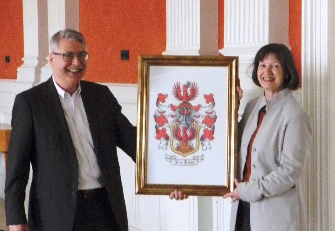 Schulleiterin Frau Dr. Ostermeier nimmt das Wappen des Georg Fabricius mit rotem Phönix von Joachim Richter, Nachfahre in 15. Generation, entgegen.