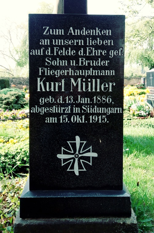 Gedenkstein für den abgestürzten WK1-Fliegerhauptmann Kurt Müller auf dem Kamenzer Hauptfriehof. Foto: Joachim Richter (2018).