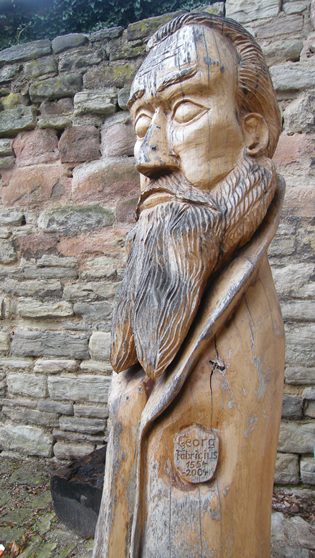Holzskulptur Georg Fabricius von Sebastian Seifert, Landgrafroda, zum 450-jährigen Bestehen der Klosterschule Roßleben in Thüringen.