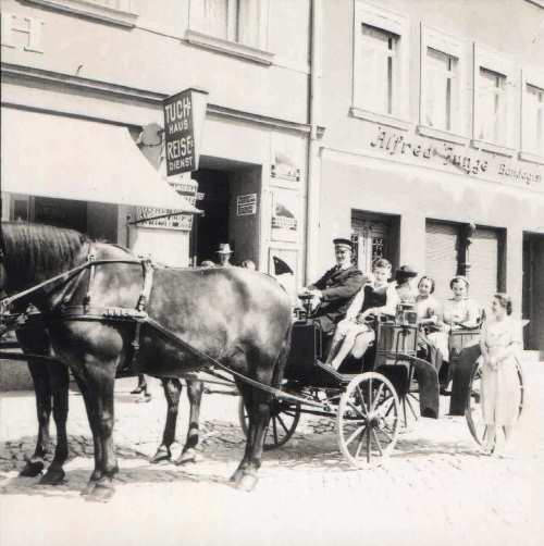 Familienangehörige von Herbert Schneider vor dem Handelshaus "Markt 13" in Kamenz.
