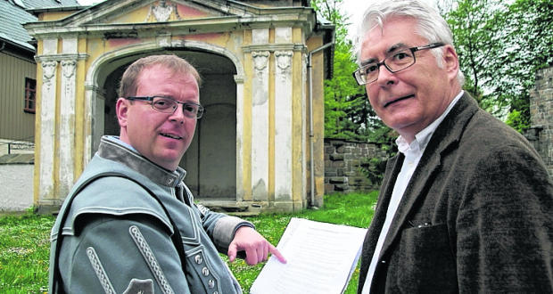 Joachim Richter mit Stadtführer Udo Brückner vor der Familiengruft Oehmichen in Olbernhau