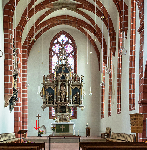 Grabstelle des Georg Fabricius zwischen seinem Chorstuhl links und dem Altar.
